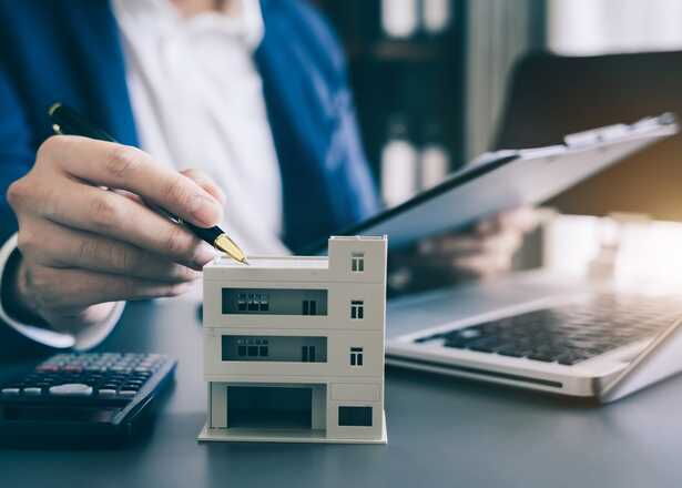 Immobilienmakler überprüft einen Vertrag